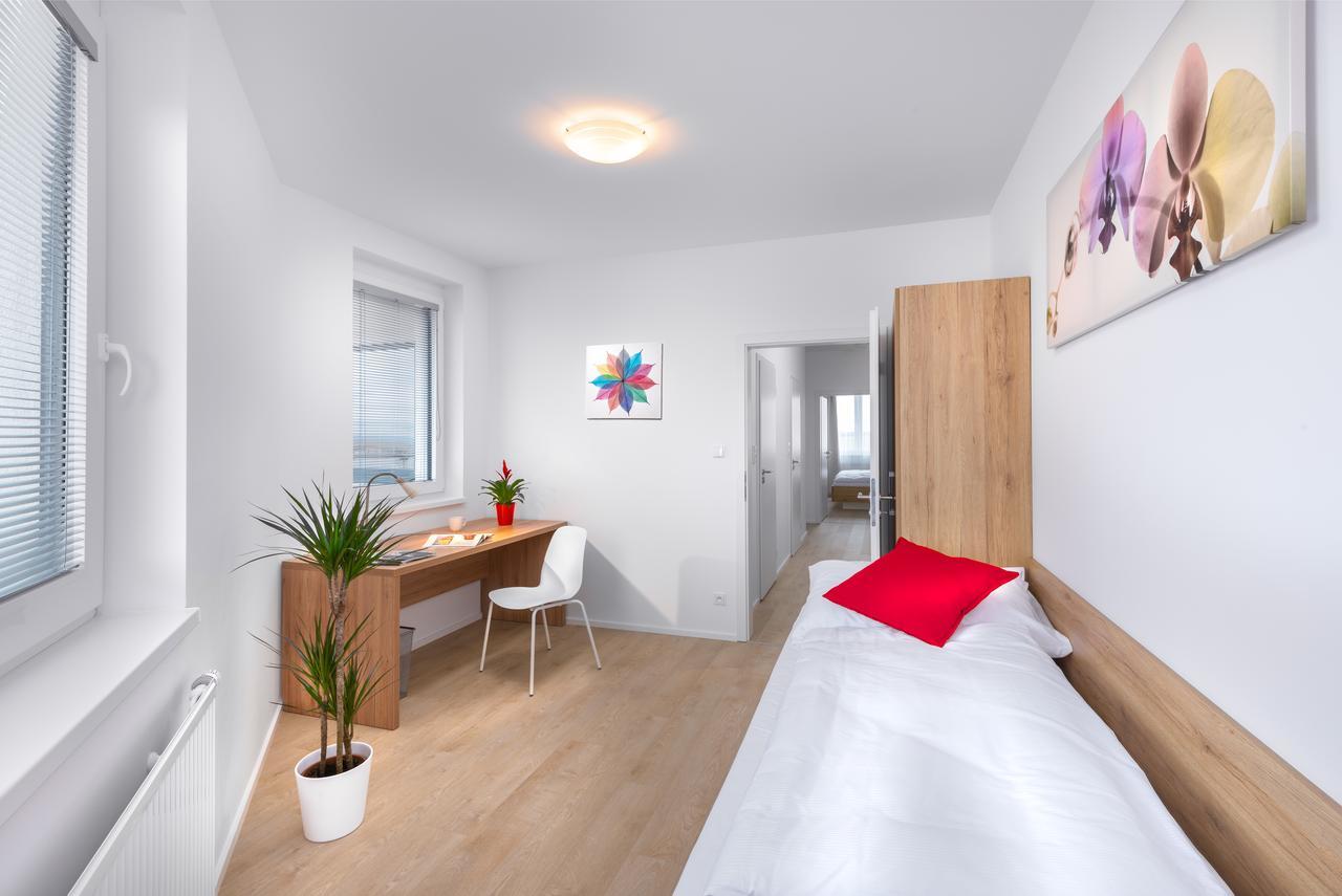 Citywest Apartments Praga Esterno foto